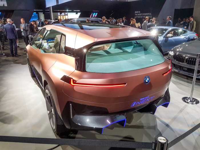 Компанія BMW створила великий і вельми незвичайний електро-кросовер