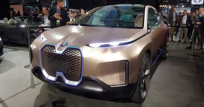 Компанія BMW створила великий і вельми незвичайний електро-кросовер