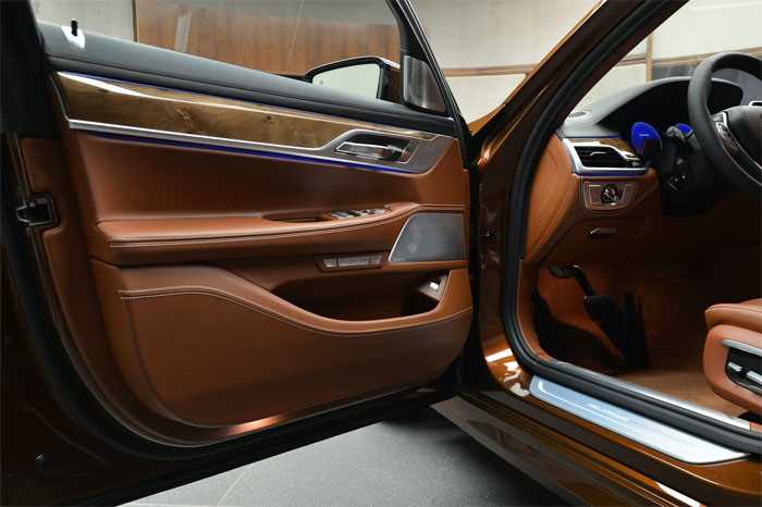 BMW Alpina B7 в незвичайному кольорі вперше продемонстровано в Абу-Дабі