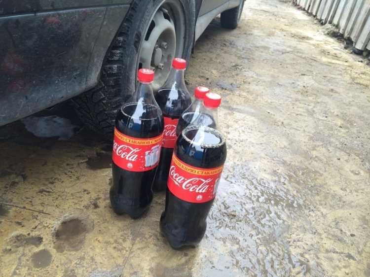 Ситуації, в яких автомобілю може допомогти звичайна Coca-Cola.