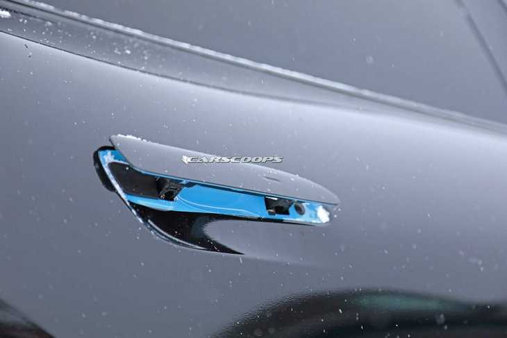Новітній електричний Porsche Taycan засвітився на детальних фотографіях