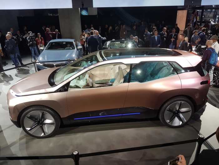Компанія BMW створила великий і вельми незвичайний електро-кросовер