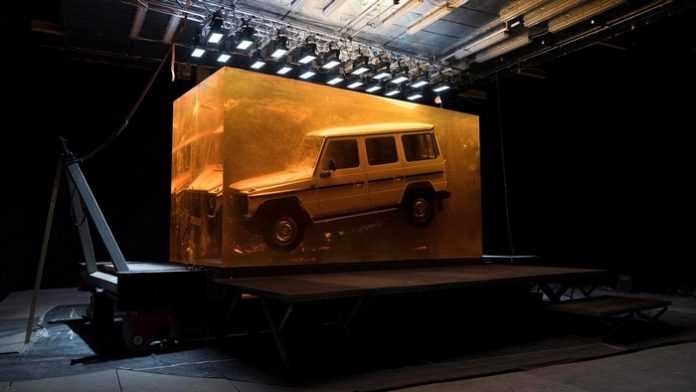 Mercedes-Benz G-Class втопили в 44,4 тоннах синтетичної смоли