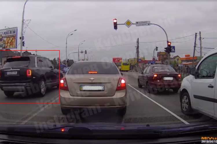 Найдорожчий позашляховик в світі їде по Києву на червоне світло по зустрічній (відео)