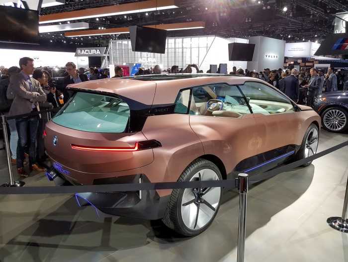 Компанія BMW створила великий і вельми незвичайний електро-кросовер