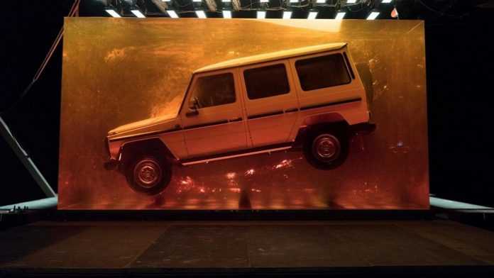 Mercedes-Benz G-Class втопили в 44,4 тоннах синтетичної смоли