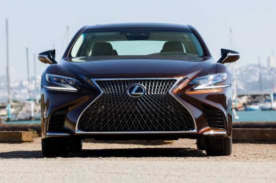 Завгосп Верховної Ради приїхав на роботу на елітному LEXUS за 2,4 млн. (ФОТО)