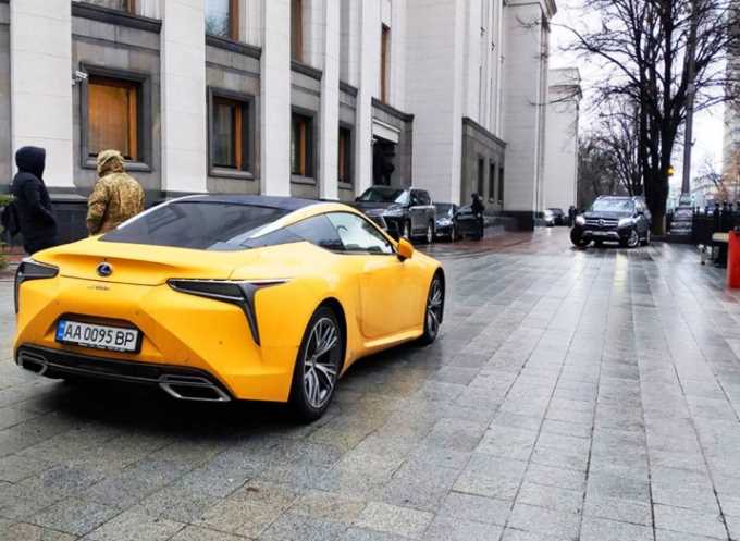 Завгосп Верховної Ради приїхав на роботу на елітному LEXUS за 2,4 млн. (ФОТО)