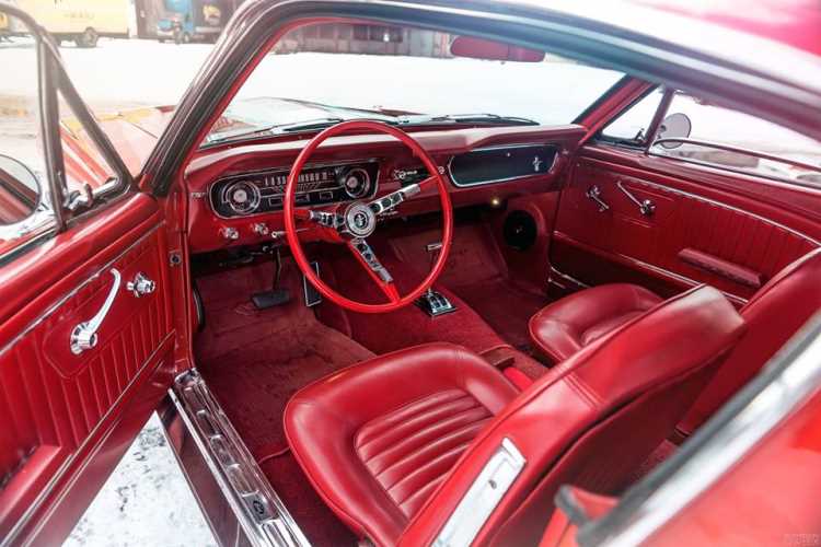 Ford Mustang Fastback 1965 року — для поціновувачів класики.